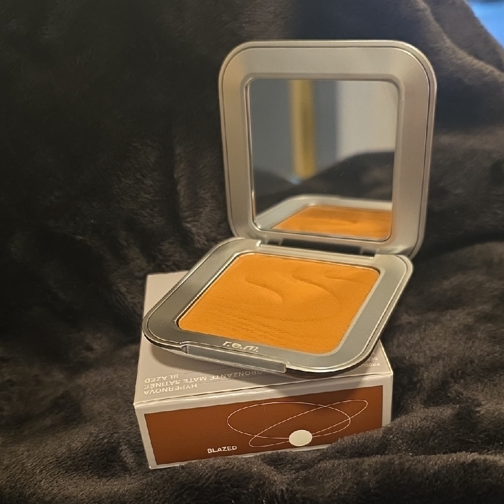 Blazed Bronzer by R.E.M. - Warm Tan Shade